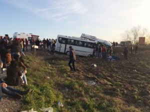 BURSA'DA İKİ SERVİS MİDİBÜSÜ ÇARPIŞTI: 1 ÖLÜ 30 YARALI