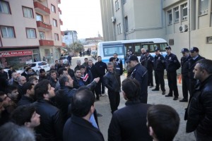 18 YAŞINDAKİ İBRAHİM'İN KATİL ZANLISINA BÜYÜK ÖFKE İBRAHİM'İN YAKINLARI ZANLI ADLİYEDEN CEZAEVİNE GİDERKEN BÜYÜK TEPKİ GÖSTERDİ, POLİS ZANLIYI GÜÇLÜKLE KAÇIRDI