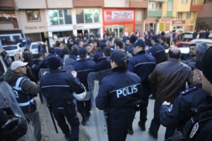 18 YAŞINDAKİ İBRAHİM'İN KATİL ZANLISINA BÜYÜK ÖFKE İBRAHİM'İN YAKINLARI ZANLI ADLİYEDEN CEZAEVİNE GİDERKEN BÜYÜK TEPKİ GÖSTERDİ, POLİS ZANLIYI GÜÇLÜKLE KAÇIRDI