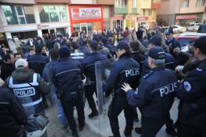 18 YAŞINDAKİ İBRAHİM'İN KATİL ZANLISINA BÜYÜK ÖFKE İBRAHİM'İN YAKINLARI ZANLI ADLİYEDEN CEZAEVİNE GİDERKEN BÜYÜK TEPKİ GÖSTERDİ, POLİS ZANLIYI GÜÇLÜKLE KAÇIRDI