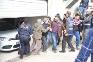 18 YAŞINDAKİ İBRAHİM'İN KATİL ZANLISINA BÜYÜK ÖFKE İBRAHİM'İN YAKINLARI ZANLI ADLİYEDEN CEZAEVİNE GİDERKEN BÜYÜK TEPKİ GÖSTERDİ, POLİS ZANLIYI GÜÇLÜKLE KAÇIRDI