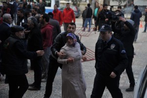 18 YAŞINDAKİ İBRAHİM'İN KATİL ZANLISINA BÜYÜK ÖFKE İBRAHİM'İN YAKINLARI ZANLI ADLİYEDEN CEZAEVİNE GİDERKEN BÜYÜK TEPKİ GÖSTERDİ, POLİS ZANLIYI GÜÇLÜKLE KAÇIRDI