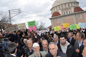 ÇED TOPLANTISI KÖYLÜLERİN PROTESTOSU NEDENİYLE YAPILAMADI KESTEL’DE 4 KÖYE YAPILMASI PLANLANAN HES'LERİN ÇED TOPLANTISI KÖYLÜLER TARAFINDAN PROTESTO EDİLDİ