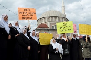 ÇED TOPLANTISI KÖYLÜLER?N PROTESTOSU NEDEN?YLE YAPILAMADI KESTEL?DE 4 KÖYE YAPILMASI PLANLANAN HES'LER?N ÇED TOPLANTISI KÖYLÜLER TARAFINDAN PROTESTO ED?LD?