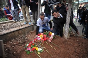 ORHANGAZİLİLERDEN VAHŞİ CİNAYETE TEPKİ YÜRÜYÜŞÜ CUMA NAMAZI ÇIKIŞI YÜRÜYEN VATANDAŞLAR, İBRAHİM YERLİ’NİN HUNHARCA ÖLDÜRÜLMESİNİ PROTESTO ETTİ ACILI ANNE: “BENİM OĞLUM ŞEHİT OLDU. HİÇ ÜZÜLMÜYORUM, NE MUTLU BANA”