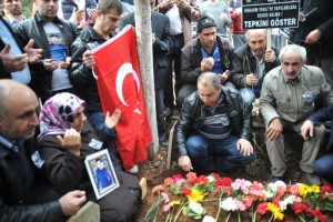 ORHANGAZİLİLERDEN VAHŞİ CİNAYETE TEPKİ YÜRÜYÜŞÜ CUMA NAMAZI ÇIKIŞI YÜRÜYEN VATANDAŞLAR, İBRAHİM YERLİ’NİN HUNHARCA ÖLDÜRÜLMESİNİ PROTESTO ETTİ ACILI ANNE: “BENİM OĞLUM ŞEHİT OLDU. HİÇ ÜZÜLMÜYORUM, NE MUTLU BANA”