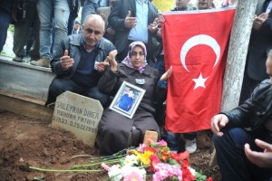 ORHANGAZİLİLERDEN VAHŞİ CİNAYETE TEPKİ YÜRÜYÜŞÜ CUMA NAMAZI ÇIKIŞI YÜRÜYEN VATANDAŞLAR, İBRAHİM YERLİ’NİN HUNHARCA ÖLDÜRÜLMESİNİ PROTESTO ETTİ ACILI ANNE: “BENİM OĞLUM ŞEHİT OLDU. HİÇ ÜZÜLMÜYORUM, NE MUTLU BANA”