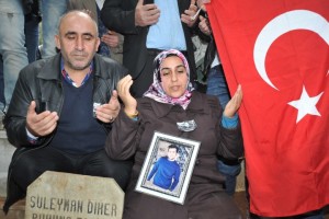 ORHANGAZİLİLERDEN VAHŞİ CİNAYETE TEPKİ YÜRÜYÜŞÜ CUMA NAMAZI ÇIKIŞI YÜRÜYEN VATANDAŞLAR, İBRAHİM YERLİ’NİN HUNHARCA ÖLDÜRÜLMESİNİ PROTESTO ETTİ ACILI ANNE: “BENİM OĞLUM ŞEHİT OLDU. HİÇ ÜZÜLMÜYORUM, NE MUTLU BANA”