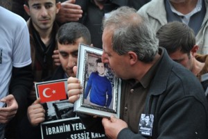 ORHANGAZİLİLERDEN VAHŞİ CİNAYETE TEPKİ YÜRÜYÜŞÜ CUMA NAMAZI ÇIKIŞI YÜRÜYEN VATANDAŞLAR, İBRAHİM YERLİ’NİN HUNHARCA ÖLDÜRÜLMESİNİ PROTESTO ETTİ ACILI ANNE: “BENİM OĞLUM ŞEHİT OLDU. HİÇ ÜZÜLMÜYORUM, NE MUTLU BANA”