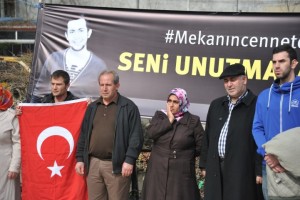 ORHANGAZİLİLERDEN VAHŞİ CİNAYETE TEPKİ YÜRÜYÜŞÜ CUMA NAMAZI ÇIKIŞI YÜRÜYEN VATANDAŞLAR, İBRAHİM YERLİ’NİN HUNHARCA ÖLDÜRÜLMESİNİ PROTESTO ETTİ ACILI ANNE: “BENİM OĞLUM ŞEHİT OLDU. HİÇ ÜZÜLMÜYORUM, NE MUTLU BANA”