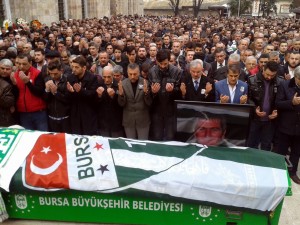 FEHMİZAT BAYRAKTAR’A SON GÖREV BURSASPOR’UN DİVAN KURULU ÜYELERİNDEN FEHMİZAT BAYRAKTAR SON YOLCULUĞUNA UĞURLANDI