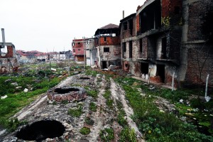 TABAKHANELER BÖLGESİ İÇİN DÜĞMEYE BASILDI BÜYÜKŞEHİR BELEDİYESİ, BURSA’DA YILLARDIR KANGREN HALİNİ ALAN VE BİR TÜRLÜ DÖNÜŞTÜRÜLEMEYEN TABAKHANELER BÖLGESİNİN REHABİLİTE EDİLMESİNE YÖNELİK ÇALIŞMALARI BAŞLATTI 180 BİN METREKARELİK ALANIN 36 BİN METREKARESİNİN BÜYÜKŞEHİR UHDESİNE GEÇTİĞİNİ BELİRTEN BÜYÜKŞEHİR BELEDİYE BAŞKANI RECEP ALTEPE, SICAKSU OLARAK ANILAN BÖLGEYE BİRKAÇ GÜN İÇERİSİNDE OFİS AÇACAKLARINI VE TEMİZLİK İLE ÇEVRE DÜZENLEME ÇALIŞMALARININ START ALACAĞINI AÇIKLADI
