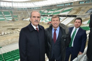 TANJU ÇOLAK, YENİ STADA HAYRAN KALDI TÜRKİYE’NİN ESKİ GOL KRALLARINDAN TANJU ÇOLAK, BÜYÜKŞEHİR BELEDİYESİ’NİN BURSASPOR İÇİN YAPTIRDIĞI BELEDİYE TARİHİNİN EN BÜYÜK YATIRIMLARINDAN TİMSAH ARENA’YI GEZDİ. BÜYÜKŞEHİR BELEDİYE BAŞKANI RECEP ALTEPE’YLE BİRLİKTE ÇALIŞMALARI İNCELEYEN ÇOLAK, 45 BİN KİŞİLİK MODERN STADYUMUN BURSA VE BURSALILAR İÇİN GURUR VESİLESİ OLDUĞUNU KAYDETTİ