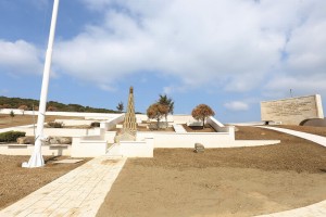 ZAFERİN 100’ÜNCÜ YILINDA BURSALI KAHRAMANLARA VEFA BURSA BÜYÜKŞEHİR BELEDİYESİ, BURSA GARNİZON KOMUTANLIĞI’YLA BİRLİKTE ‘ÇANAKKALE SAVAŞI ESNASINDA BURSA SEYYAR JANDARMA TABURU TARAFINDAN İNŞA EDİLEN VE ZAMANLA BAKIMSIZ KALAN ‘KİREÇTEPE GELİBOLU VE BURSA JANDARMA TABURU ŞEHİTLİĞİ’Nİ YENİDEN DÜZENLEDİ ÇANAKKALE’DE SAVAŞ DEVAM EDERKEN YAPILAN VE ATATÜRK’ÜN DE ÖNÜNDE ÇEKİLMİŞ BİR FOTOĞRAFI OLAN KİREÇTEPE ŞEHİTLİĞİ, ZAFERİN 100’ÜNCÜ YILDÖNÜMÜNDE 24 NİSAN’DA DÜZENLENECEK TÖRENLE CUMHURBAŞKANI RECEP TAYYİP ERDOĞAN TARAFINDAN ZİYARETE AÇILACAK