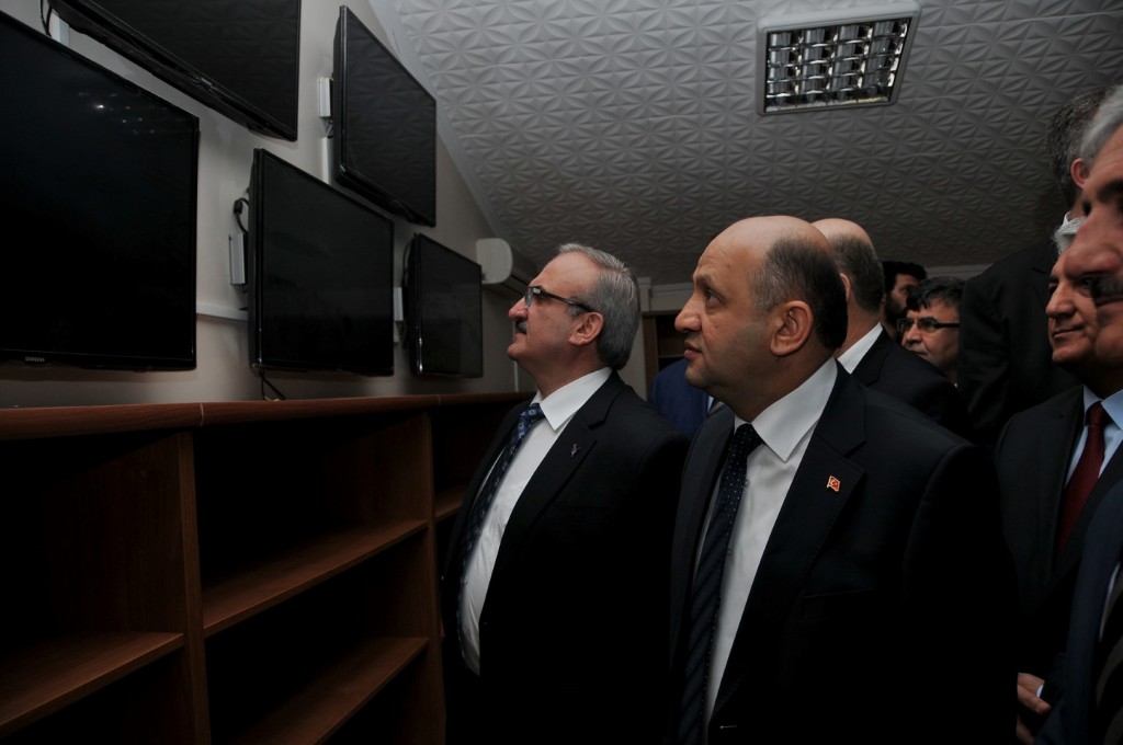 BİLİM, SANAYİ VE TEKNOLOJİ BAKANI FİKRİ IŞIK: "TEKNOLOJİYLE ARAÇLAR KENDİ KENDİNE GİDECEK" "ARTIK ARABALAR KONUŞACAK, SİZ DİREKSİYON KOLTUĞUNDA KİTABINIZI OKUYACAKSINIZ" "GERÇİ BİZİM BAZI OTOBÜS ŞOFÖRLERİMİZ ARAÇ KULLANIRKEN KİTAP OKUYORMUŞ, BAZI İNTERNET SİTELERİNDE BUNU GÖRDÜK AMA BU DEFA GÜVENLİ OLARAK ARAÇ KENDİ KENDİNE GİDECEK" "BU ZAMANA KADAR TÜRKİYE’YE GÜVENİP YATIRIM YAPAN KİMSE ZARAR ETMEDİ, TÜRKİYE HAKKINDA OLUMSUZ MESAJ VERENLERİN HEPSİ KAYBETTİ"