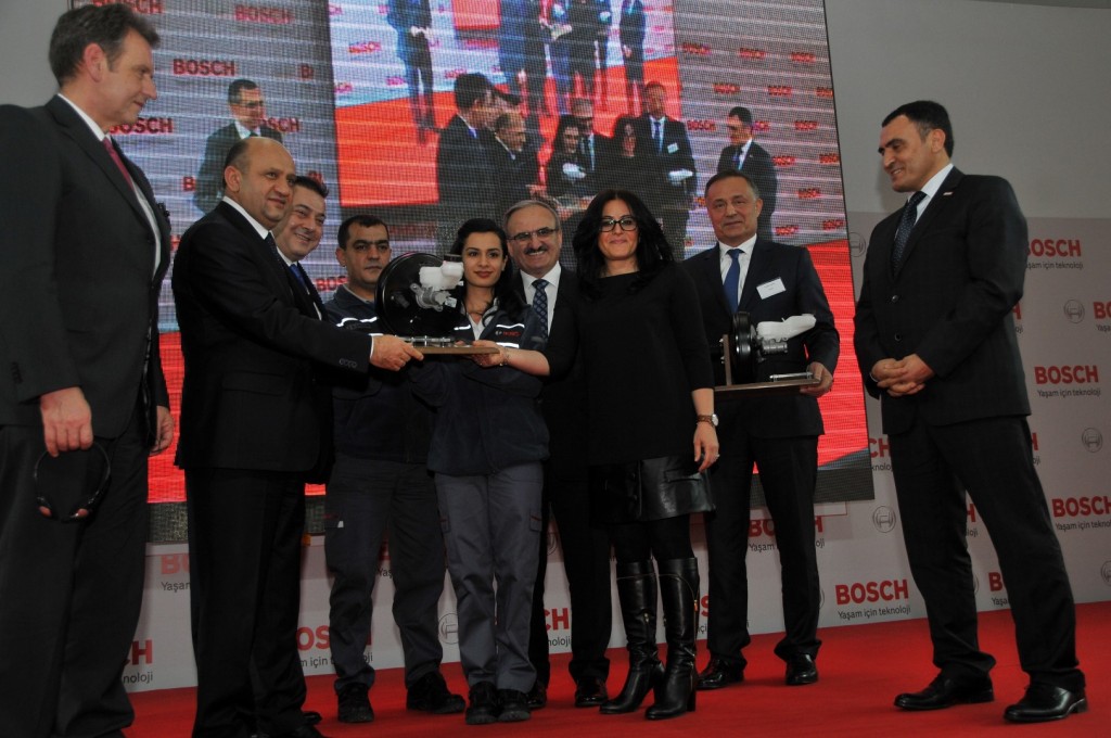 BİLİM, SANAYİ VE TEKNOLOJİ BAKANI FİKRİ IŞIK: "TEKNOLOJİYLE ARAÇLAR KENDİ KENDİNE GİDECEK" "ARTIK ARABALAR KONUŞACAK, SİZ DİREKSİYON KOLTUĞUNDA KİTABINIZI OKUYACAKSINIZ" "GERÇİ BİZİM BAZI OTOBÜS ŞOFÖRLERİMİZ ARAÇ KULLANIRKEN KİTAP OKUYORMUŞ, BAZI İNTERNET SİTELERİNDE BUNU GÖRDÜK AMA BU DEFA GÜVENLİ OLARAK ARAÇ KENDİ KENDİNE GİDECEK" "BU ZAMANA KADAR TÜRKİYE’YE GÜVENİP YATIRIM YAPAN KİMSE ZARAR ETMEDİ, TÜRKİYE HAKKINDA OLUMSUZ MESAJ VERENLERİN HEPSİ KAYBETTİ"