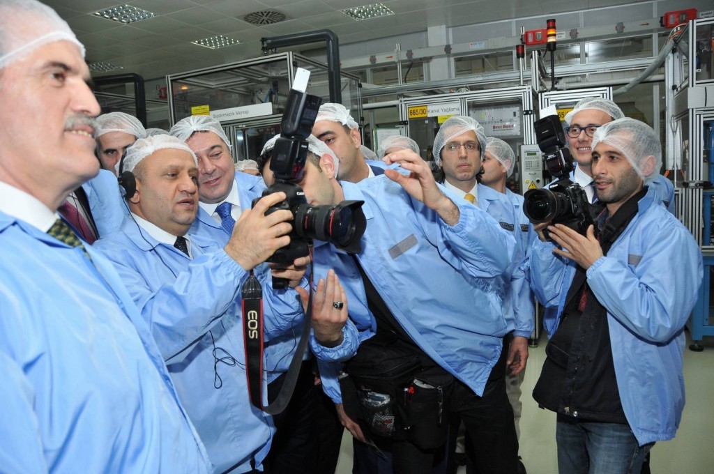 BİLİM, SANAYİ VE TEKNOLOJİ BAKANI FİKRİ IŞIK: "TEKNOLOJİYLE ARAÇLAR KENDİ KENDİNE GİDECEK" "ARTIK ARABALAR KONUŞACAK, SİZ DİREKSİYON KOLTUĞUNDA KİTABINIZI OKUYACAKSINIZ" "GERÇİ BİZİM BAZI OTOBÜS ŞOFÖRLERİMİZ ARAÇ KULLANIRKEN KİTAP OKUYORMUŞ, BAZI İNTERNET SİTELERİNDE BUNU GÖRDÜK AMA BU DEFA GÜVENLİ OLARAK ARAÇ KENDİ KENDİNE GİDECEK" "BU ZAMANA KADAR TÜRKİYE’YE GÜVENİP YATIRIM YAPAN KİMSE ZARAR ETMEDİ, TÜRKİYE HAKKINDA OLUMSUZ MESAJ VERENLERİN HEPSİ KAYBETTİ"