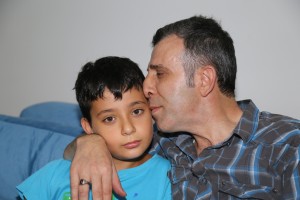 (ÖZEL HABER) 600 BİN LİRA BULAMAZSA ÇOCUKLARINI GÖREMEYECEK 2 ÇOCUK SAHİBİ GÖRME ENGELLİ BABA: "ÇOCUKLARIMIN BÜYÜDÜĞÜNÜ GÖREMEDİM" ELİNDEN TUTUP BABASINI GEZDİREN VE HER İHTİYACINI KARŞILAYAN KÜÇÜK YUNUS: "BABAMIN GÖRMESİ İÇİN BAŞBAKANIMIZDAN VE CUMHURBAŞKANIMIZDAN YARDIM BEKLİYORUM"