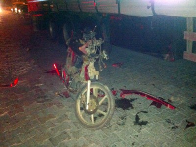 PARK HALİNDEKİ TIR’A ÇARPAN MOTOSİKLET SÜRÜCÜSÜ YARALANDI