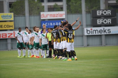 BURSASPOR, ARAP EKİBİNİ FARKLI MAĞLUP ETTİ