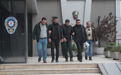 (ÖZEL HABER) SAHTE POLİSLER FETÖ BAHANESİYLE PARAYI CAMDAN ALIRKEN YAKALANDI YAŞLI ÇİFTİ FETÖ YALANIYLA KANDIRAN DOLANDIRICILAR, 87 MİLYON LİRANIN HAYALİYLE ACELEYLE İSTANBUL'DAN BURSA'YA GELİP, CAMDAN UZATILAN PARALARI TAM TESLİM ALIRKEN POLİS TARAFINDAN YAKALANDI