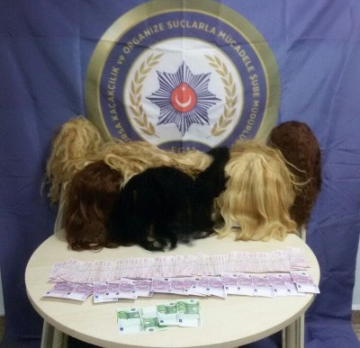 18 PERUKLA 13 MİLYONLUK VURGUN TAKTIĞI PERUKLARLA KILIKTAN KILIĞA GİREN KADIN DOLANDIRICI, "PONZİ" YÖNTEMİYLE YÜZLERCE VATANDAŞTAN 13 MİLYON LİRALIK VURGUN YAPTI