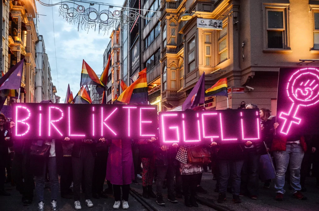 Feministlerden Renkli Gece Yürüyüşü