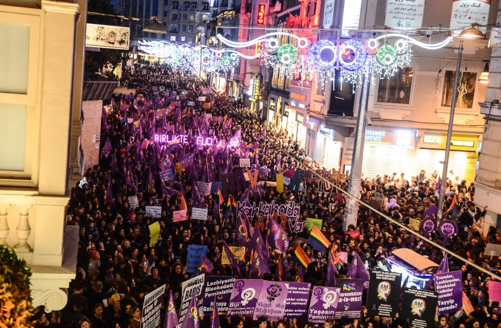 Feministlerden Renkli Gece Yürüyüşü