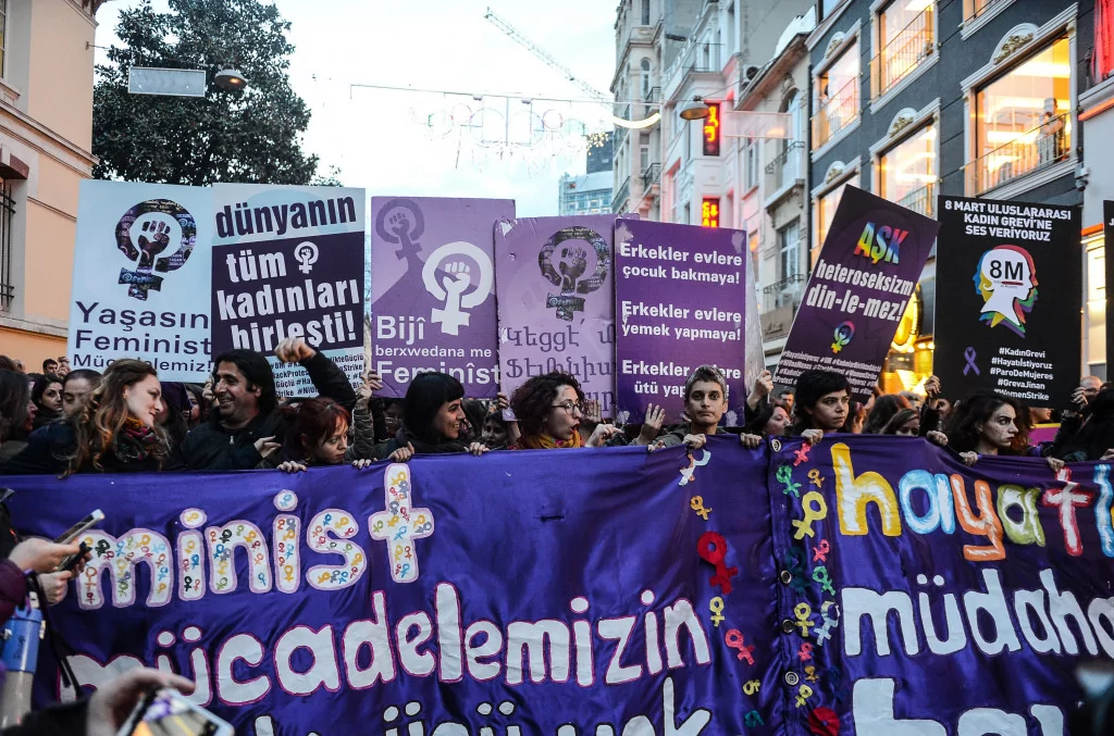 Feministlerden Renkli Gece Yürüyüşü