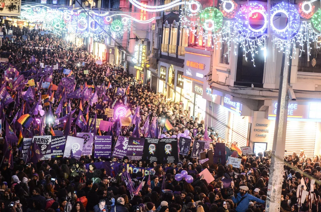 Feministlerden Renkli Gece Yürüyüşü