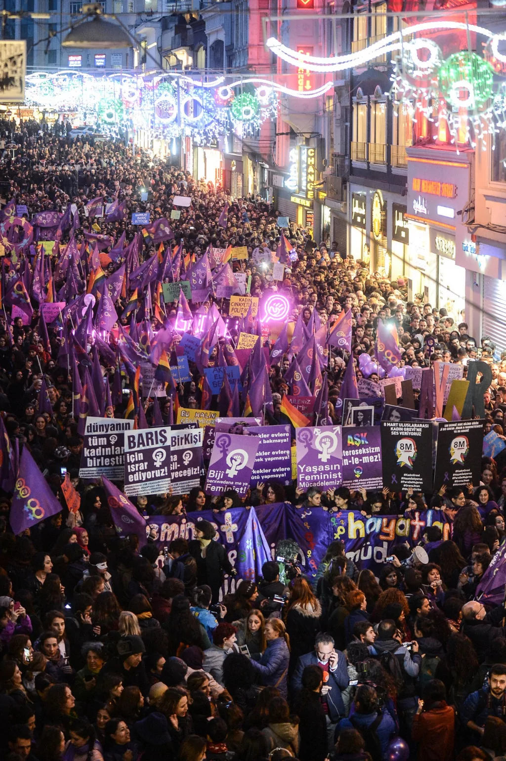 Feministlerden Renkli Gece Yürüyüşü