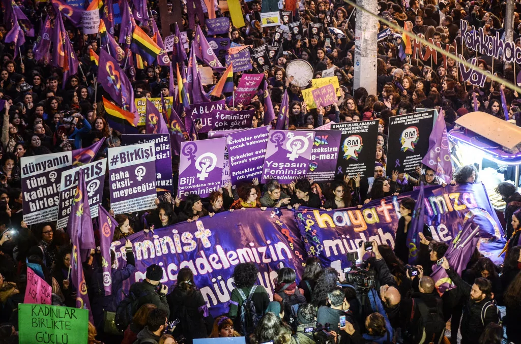 Feministlerden Renkli Gece Yürüyüşü
