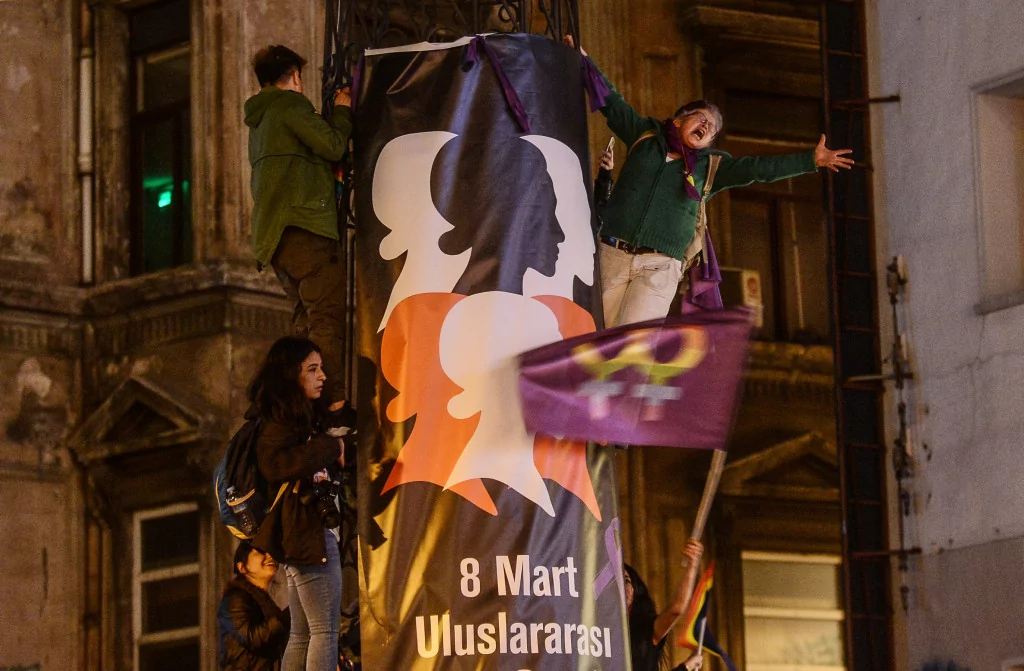 Feministlerden Renkli Gece Yürüyüşü