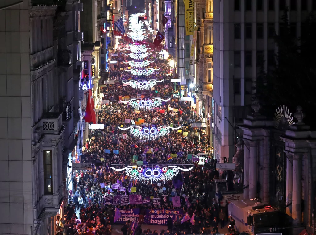 Feministlerden Renkli Gece Yürüyüşü