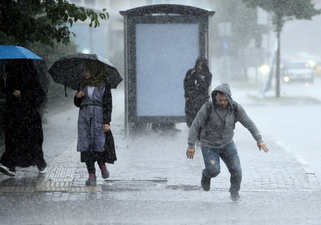 Bursa kuvvetli yağışa teslim oldu