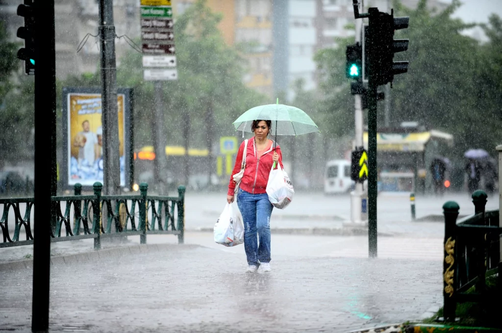 Bursa kuvvetli yağışa teslim oldu