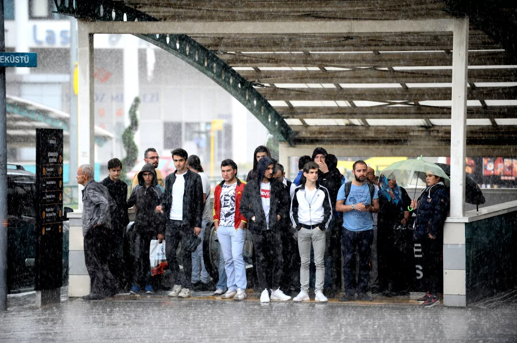 Bursa kuvvetli yağışa teslim oldu