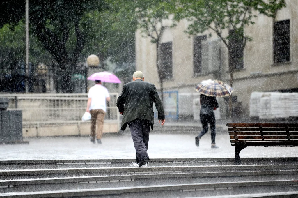 Bursa kuvvetli yağışa teslim oldu