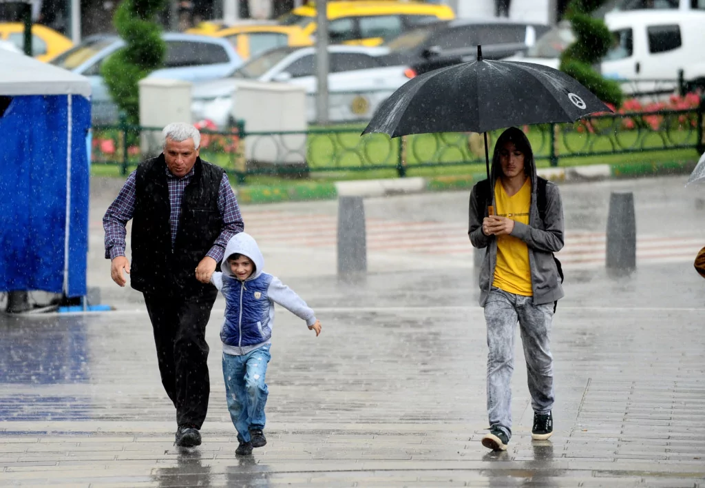 Bursa kuvvetli yağışa teslim oldu
