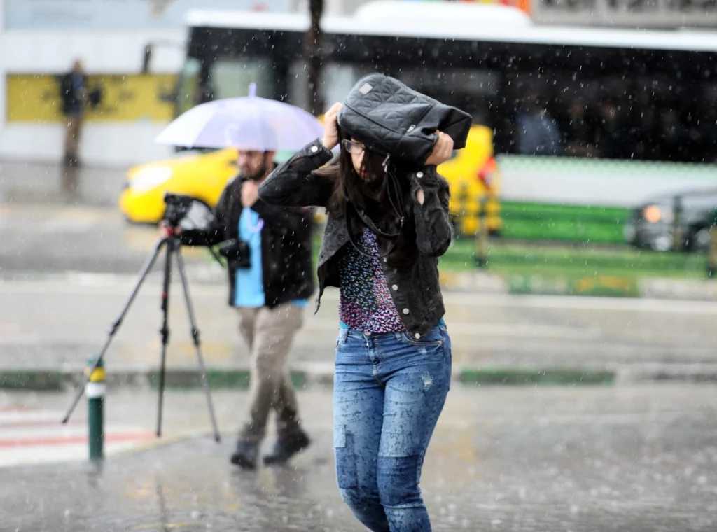 Bursa kuvvetli yağışa teslim oldu