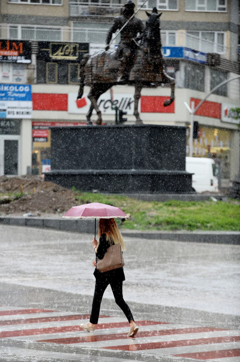 Bursa kuvvetli yağışa teslim oldu