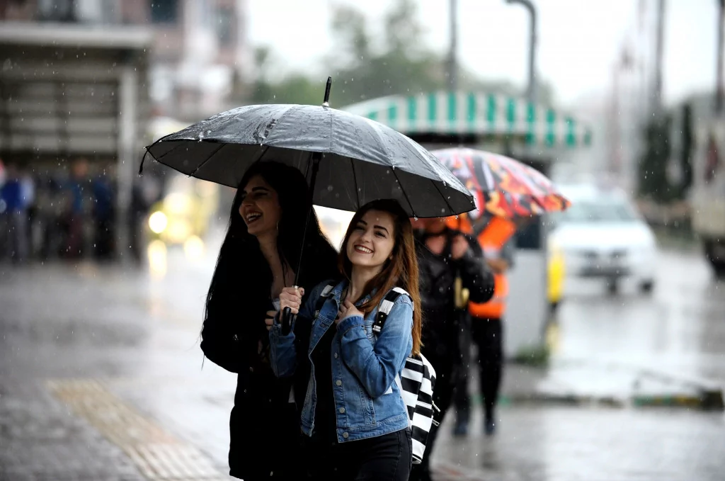 Bursa kuvvetli yağışa teslim oldu