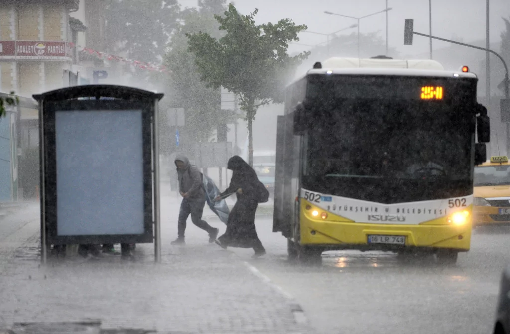 Bursa kuvvetli yağışa teslim oldu