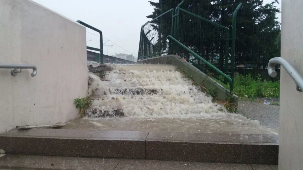 Bursa kuvvetli yağışa teslim oldu