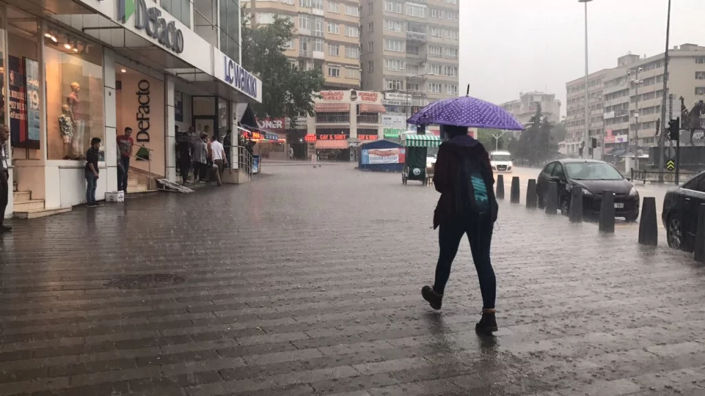 Bursa kuvvetli yağışa teslim oldu