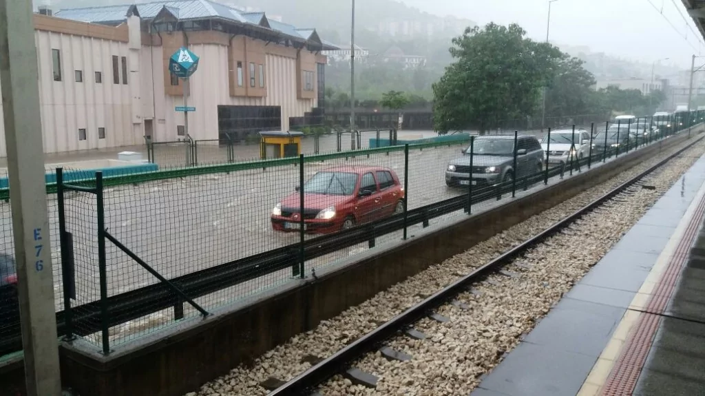 Bursa kuvvetli yağışa teslim oldu