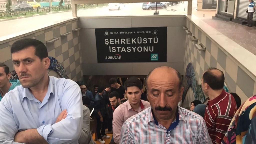 Bursa kuvvetli yağışa teslim oldu