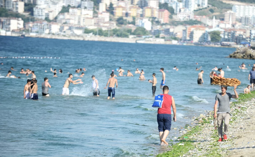 Bursa'da sıcaktan bunalanlar denize akın etti