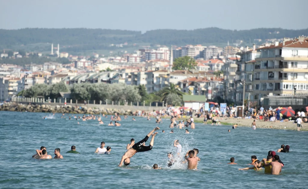 Bursa'da sıcaktan bunalanlar denize akın etti