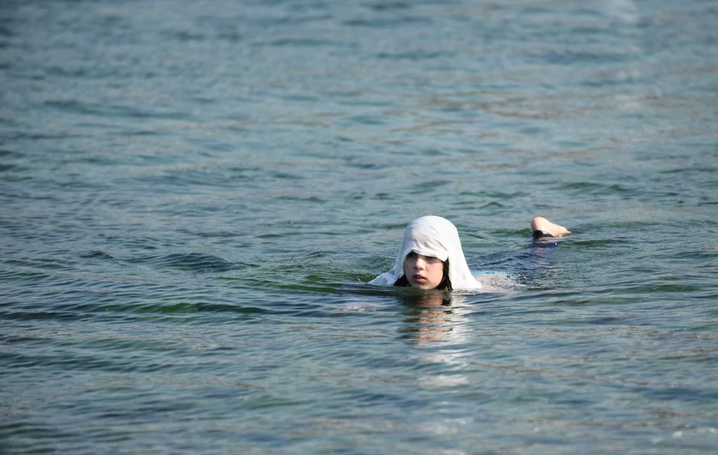 Bursa'da sıcaktan bunalanlar denize akın etti